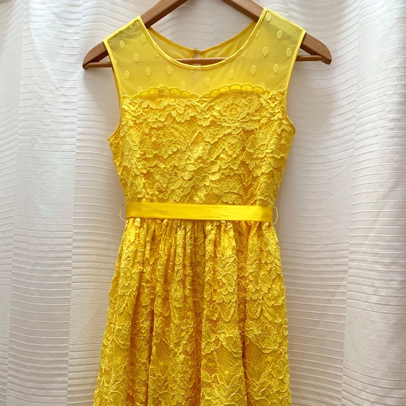 Other - Golden yellow vintage-style lace dress